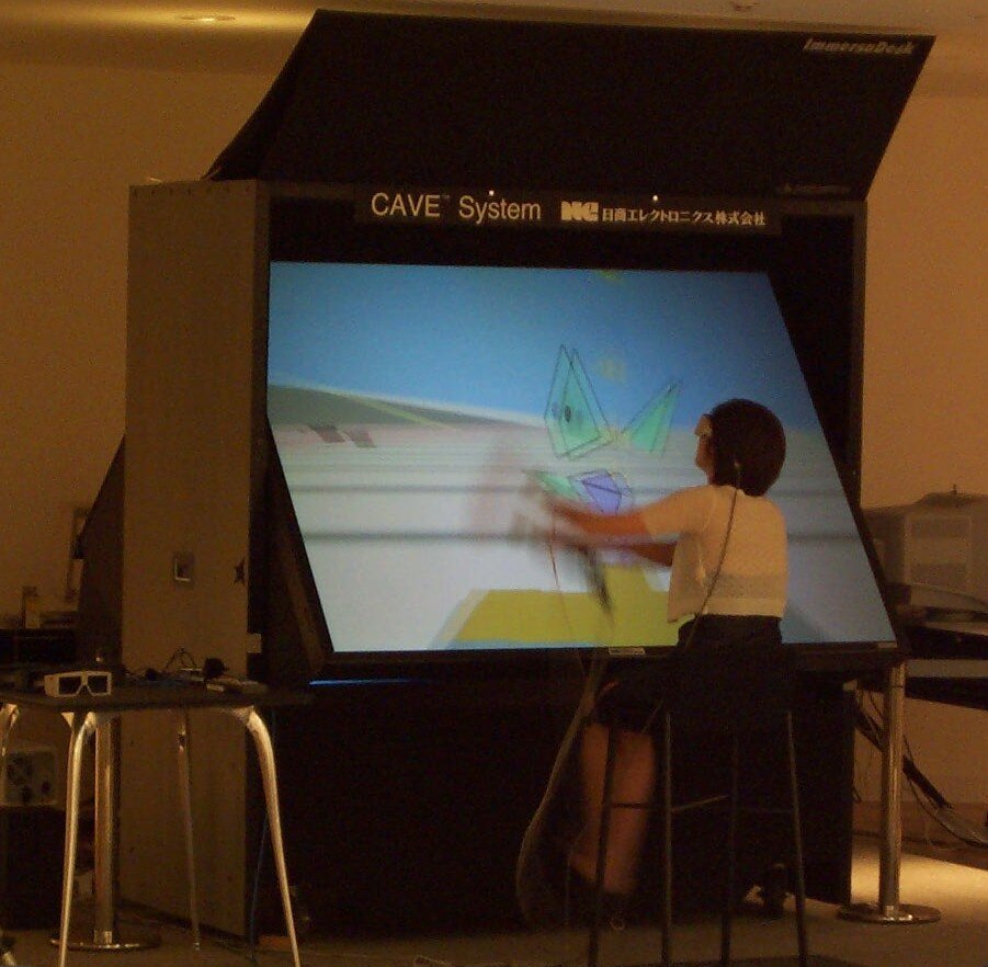 An ImmersaDesk installation at Tokyo’s NTT InterCommunication Center media art gallery in 1997. Source: Davepape, public domain, via Wikimedia Commons