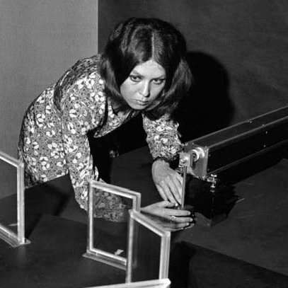 Holographic artist Margret Benyon. Source: Researchgate.net